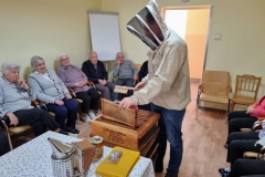 spotkanie-seniorow-z-pszczelarzem-10