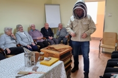 spotkanie-seniorow-z-pszczelarzem-11