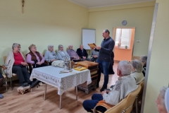 spotkanie-seniorow-z-pszczelarzem-15