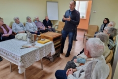 spotkanie-seniorow-z-pszczelarzem-19