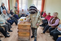 spotkanie-seniorow-z-pszczelarzem-22