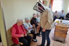 spotkanie-seniorow-z-pszczelarzem-3