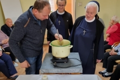 spotkanie-seniorow-z-pszczelarzem-36