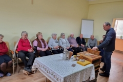 spotkanie-seniorow-z-pszczelarzem-37