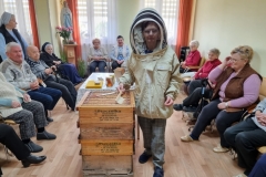 spotkanie-seniorow-z-pszczelarzem-38