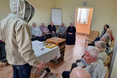 spotkanie-seniorow-z-pszczelarzem-4