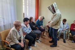 spotkanie-seniorow-z-pszczelarzem-5