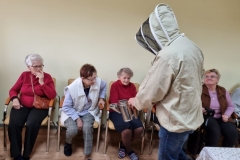 spotkanie-seniorow-z-pszczelarzem-6