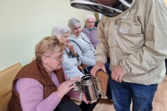 spotkanie-seniorow-z-pszczelarzem-7