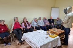 spotkanie-seniorow-z-pszczelarzem-8
