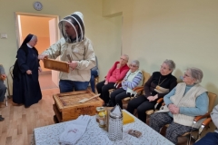 spotkanie-seniorow-z-pszczelarzem-9